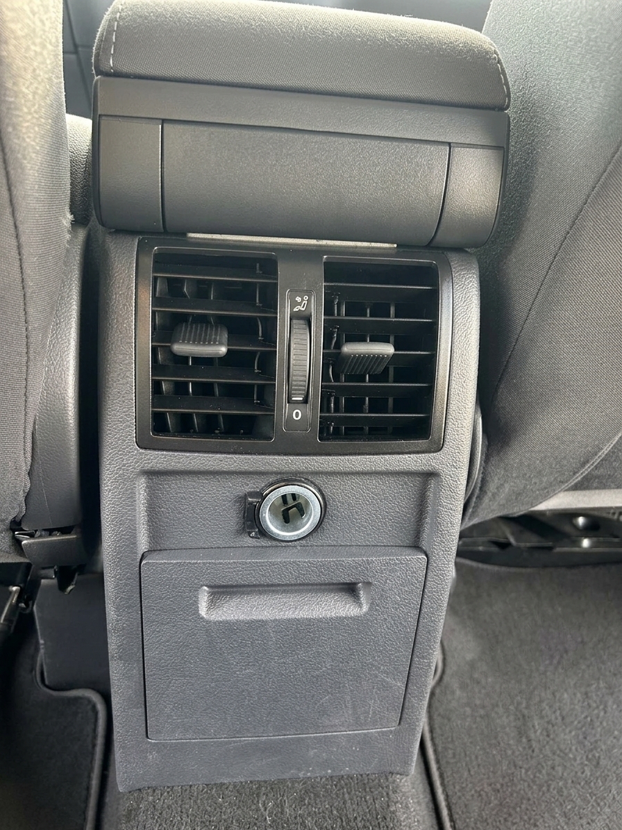 Volkswagen Touran 2012 view 8