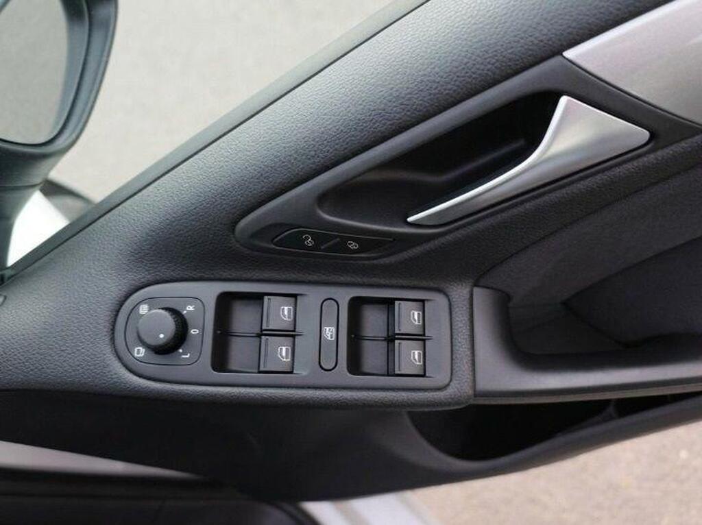 2012 Volkswagen Golf view 3