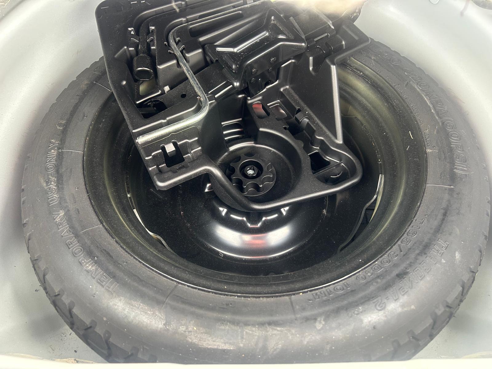 2012 Toyota Prius view 3