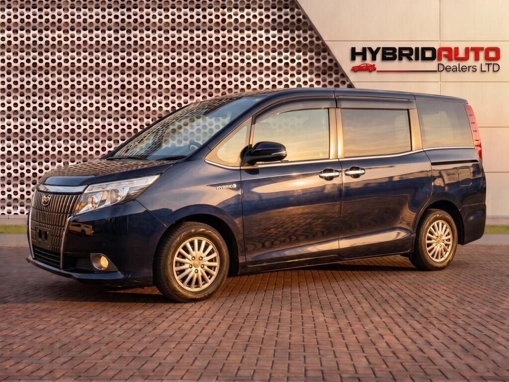 2015 Toyota Esquire view 3