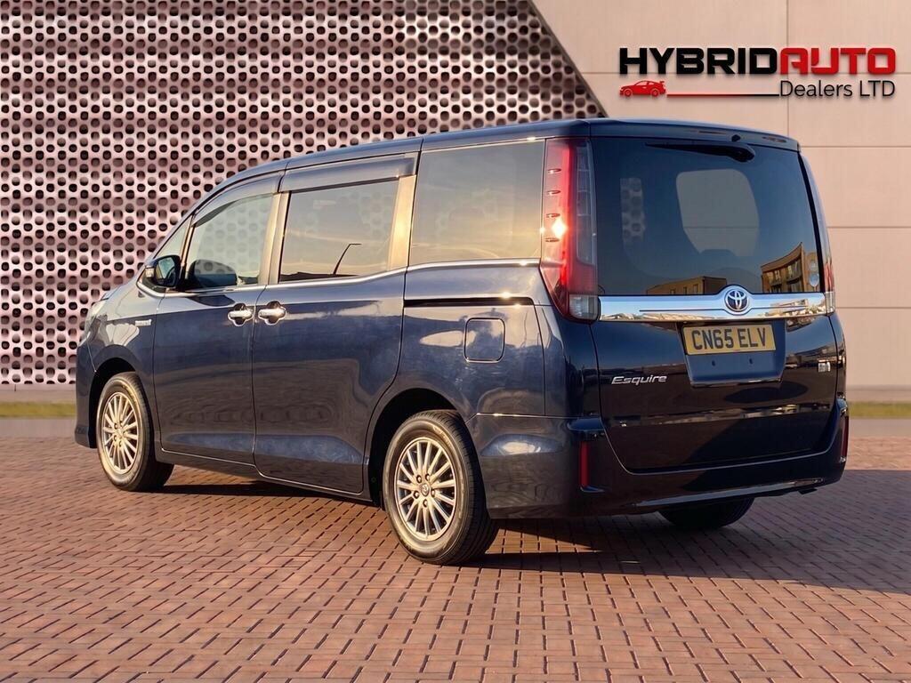2015 Toyota Esquire view 5