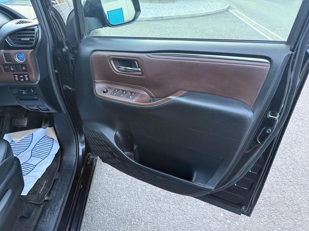 2015 Toyota Esquire view 7