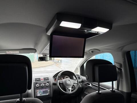 Volkswagen Touran (2015, 65 reg) view 2