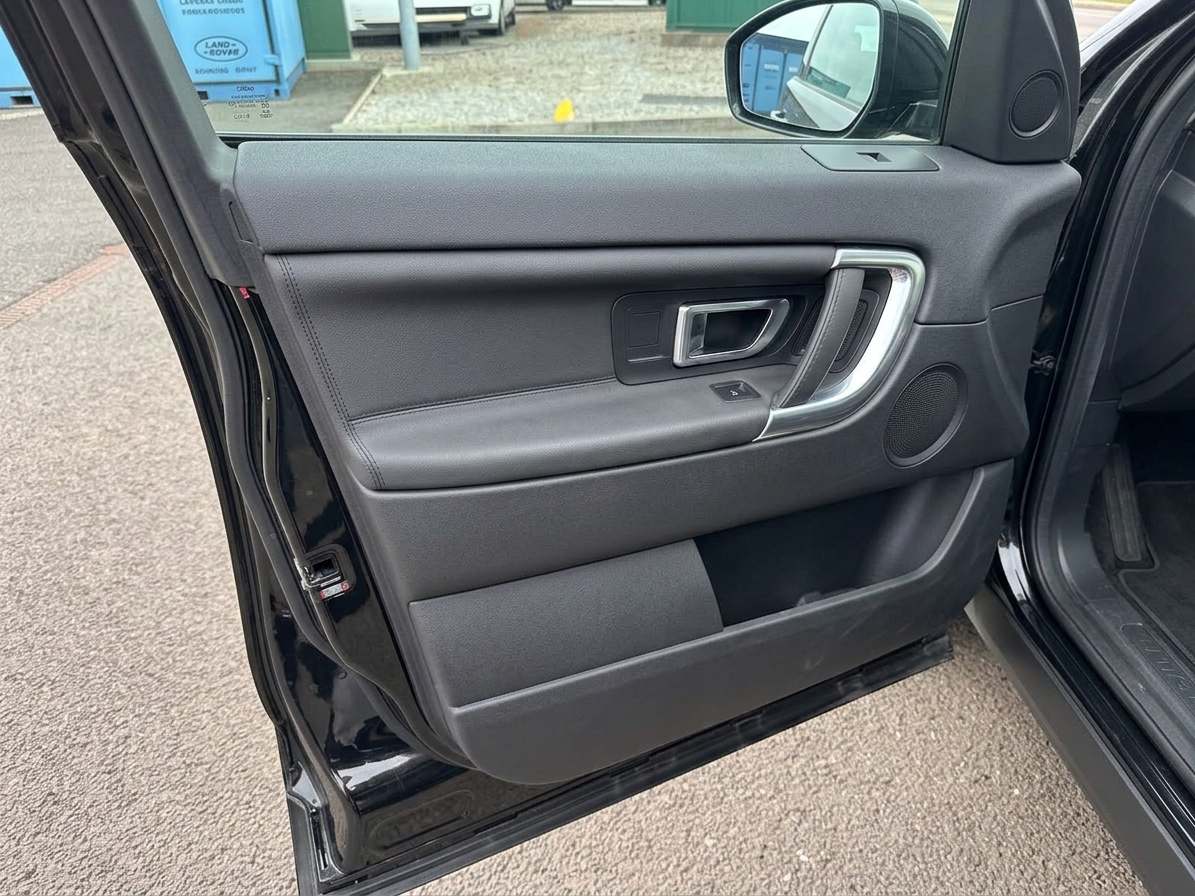 Land Rover Discovery Sport 2.0 (2016) view 11