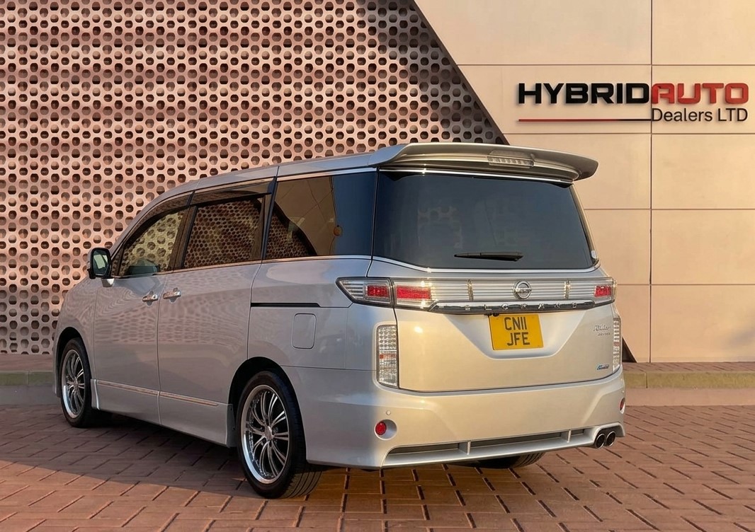 Nissan Elgrand 2011 view 2