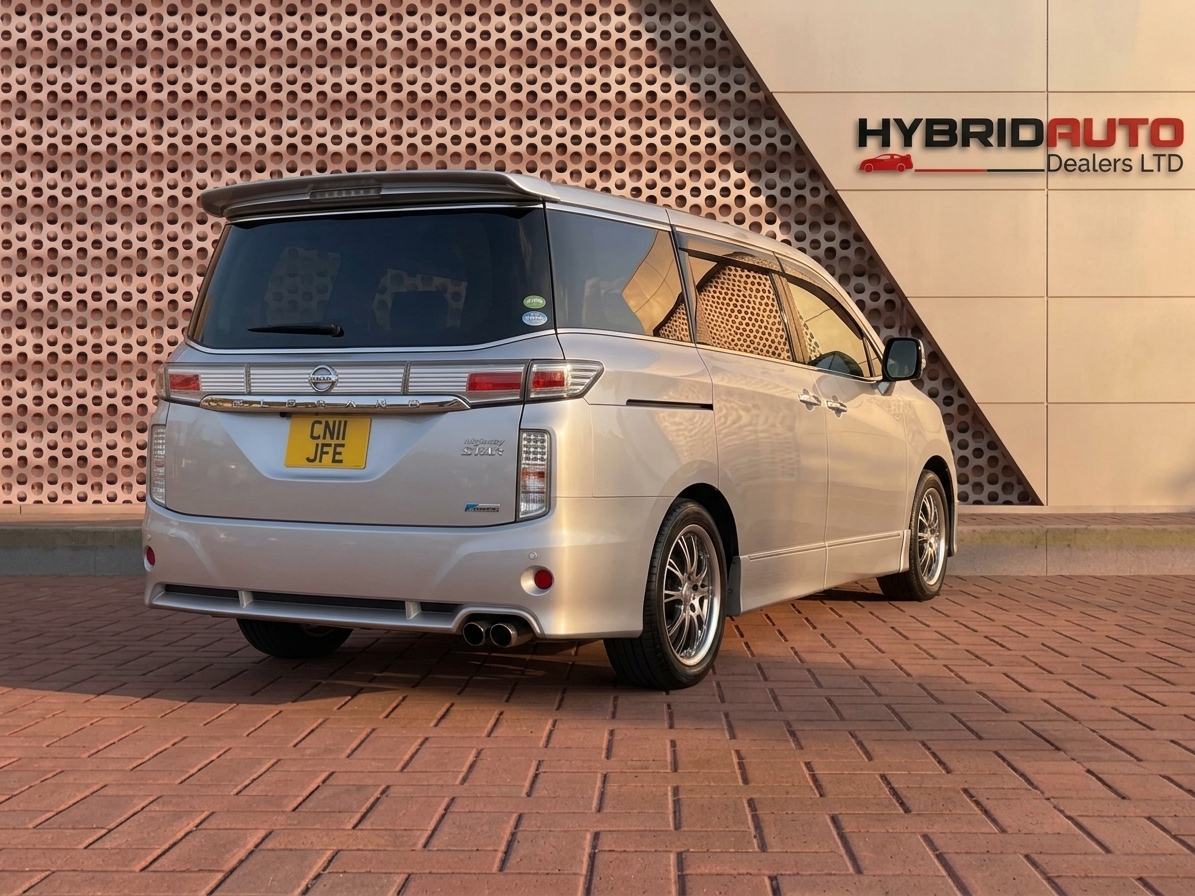 Nissan Elgrand 2011 view 4