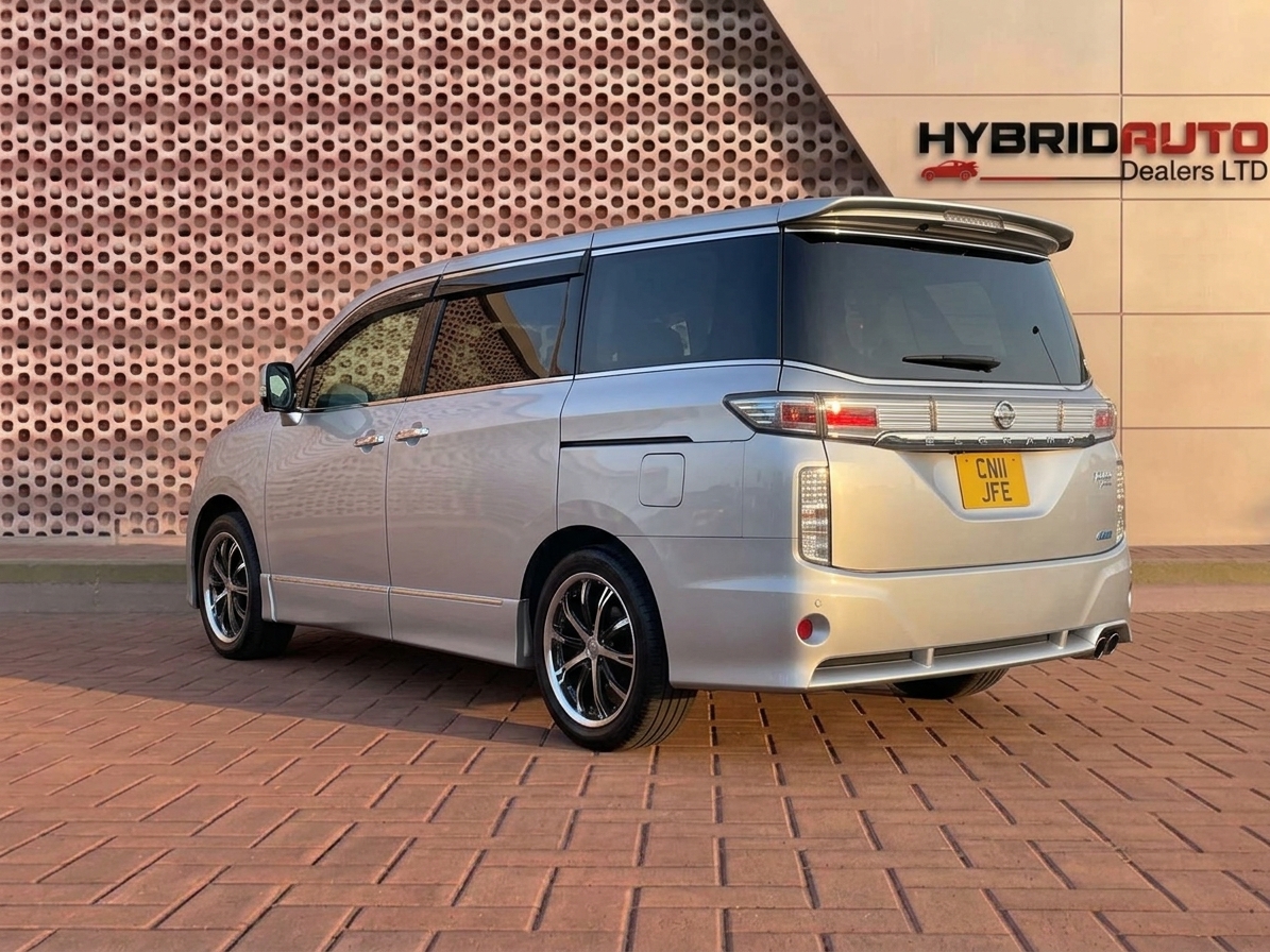 Nissan Elgrand 2011 view 5