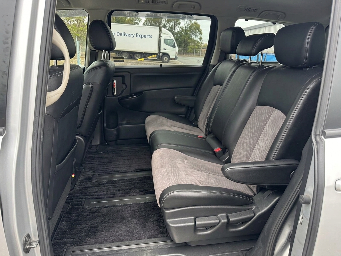 Nissan Elgrand 2011 view 25