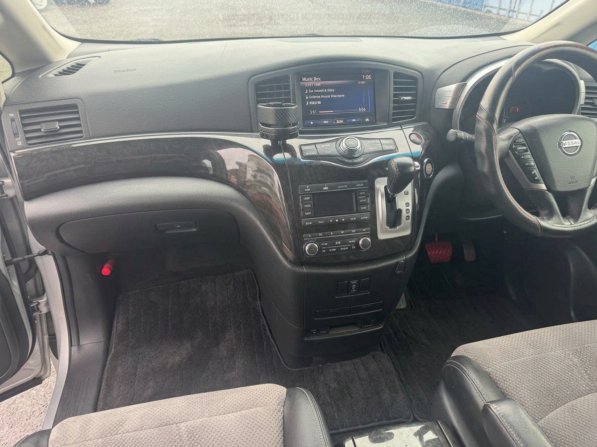 Nissan Elgrand 2011 view 27