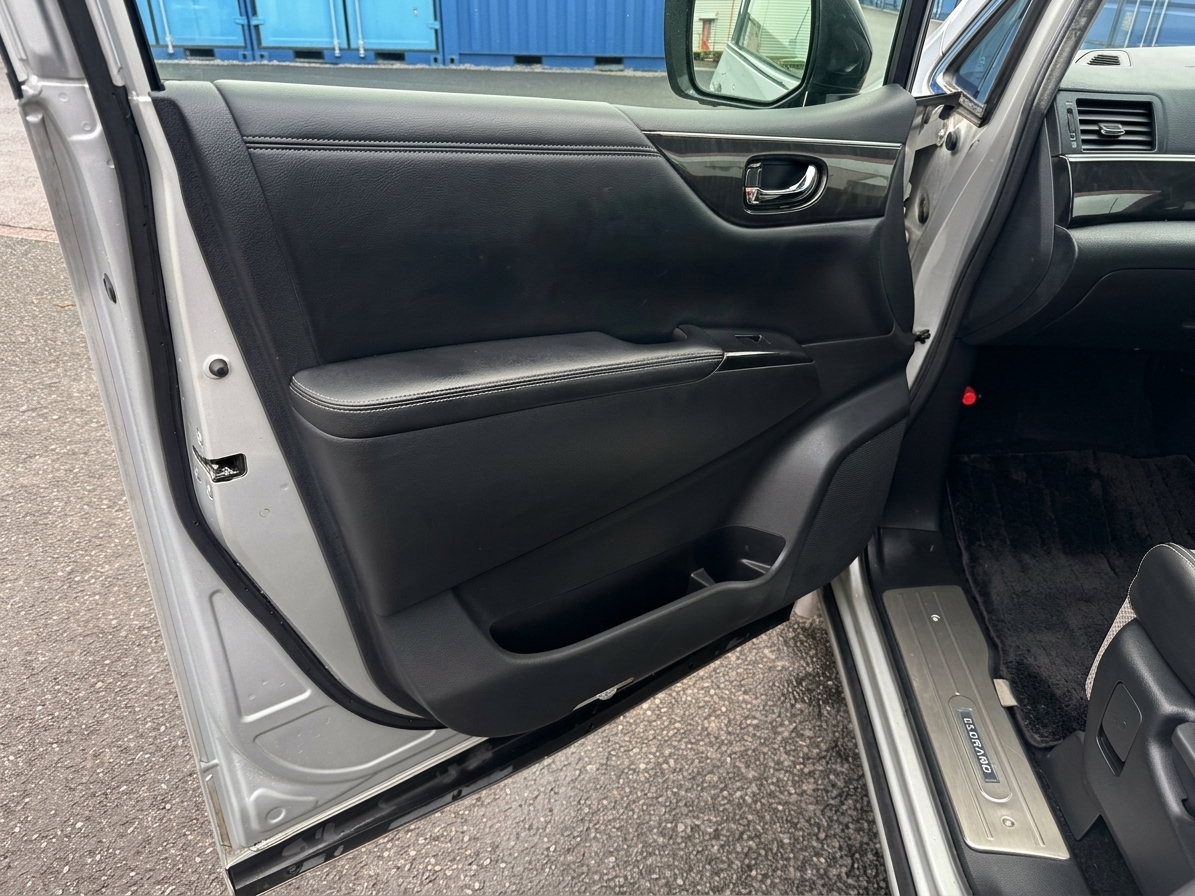 Nissan Elgrand 2011 view 28