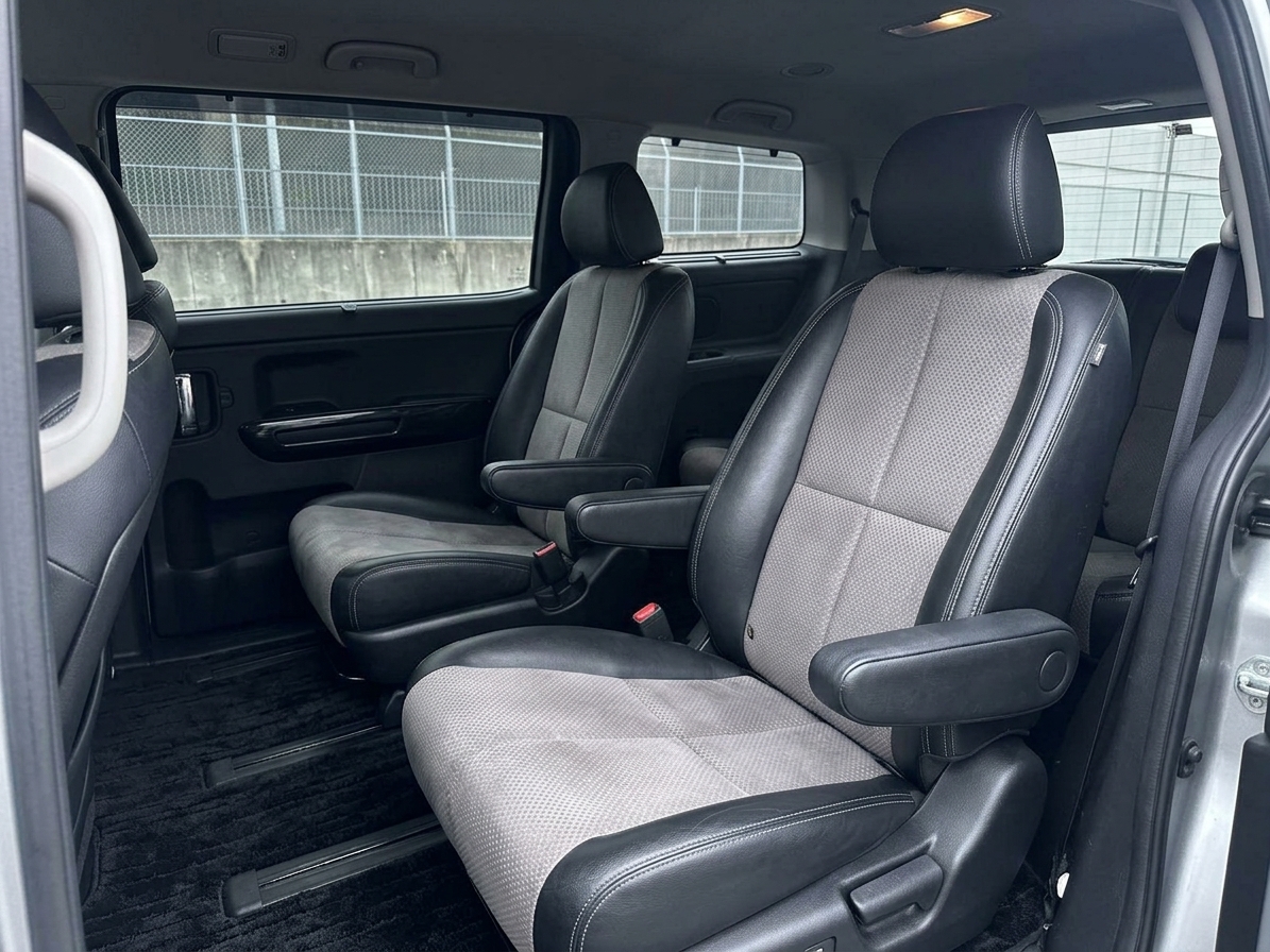 Nissan Elgrand 2011 view 16