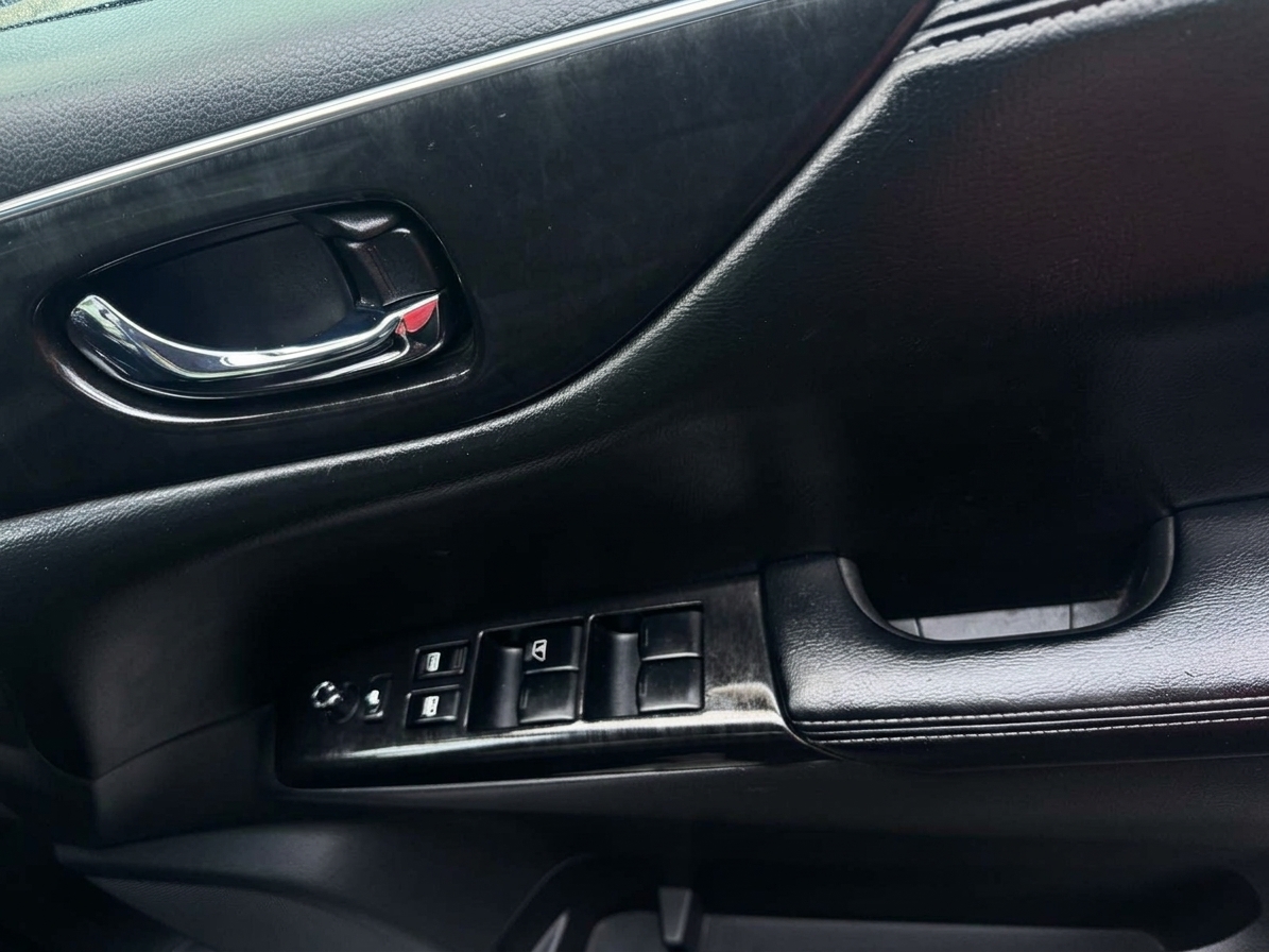 Nissan Elgrand 2011 view 17