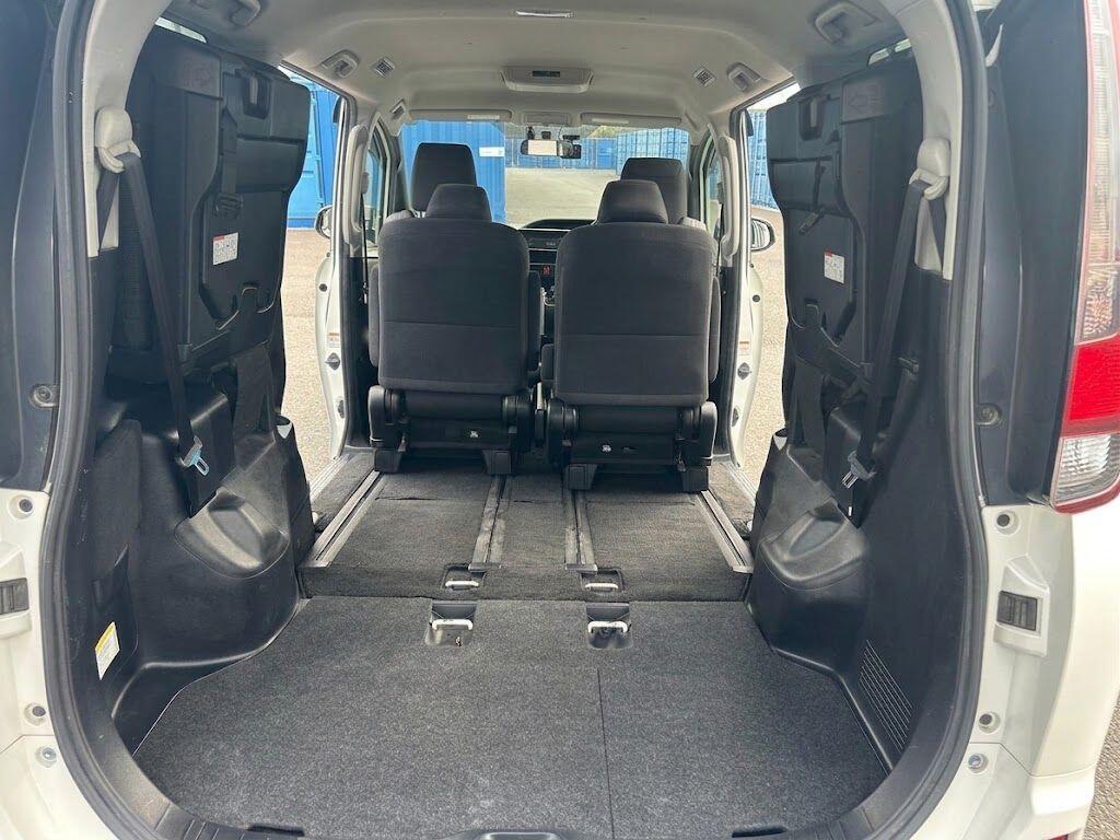 Toyota Noah 2014 view 8