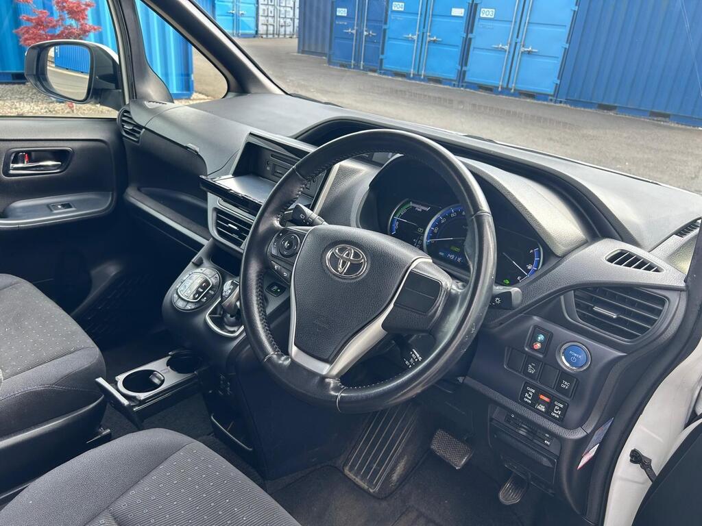 Toyota Noah 2014 view 9