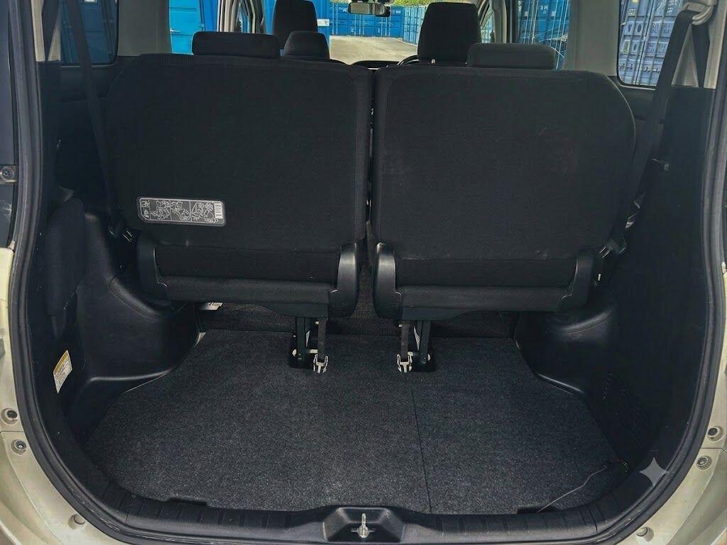 Toyota Noah 2014 view 11