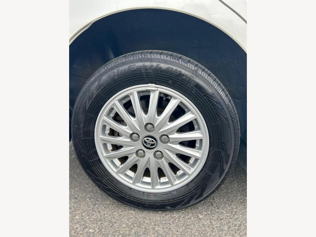 Toyota Noah 2014 view 16