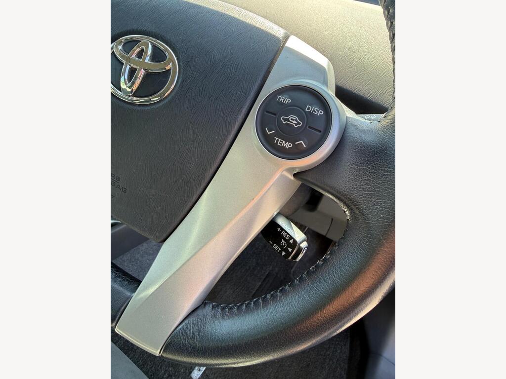 2011 Toyota Prius (Hybrid, Very Good Condition) view 9